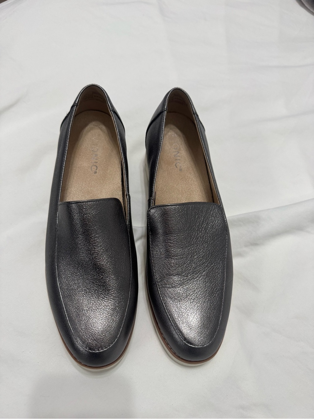Women Vionic loafer in pewter/silver